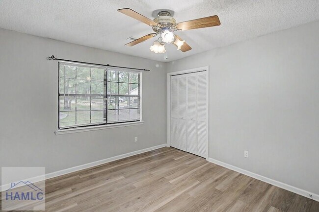 Building Photo - 21 Pinewood Ln