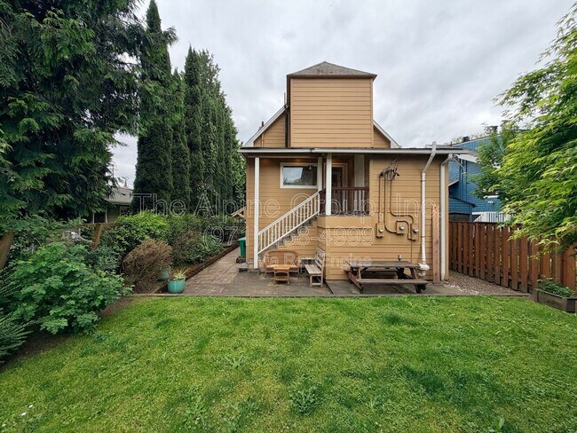 Building Photo - 3720 SE 14th Ave
