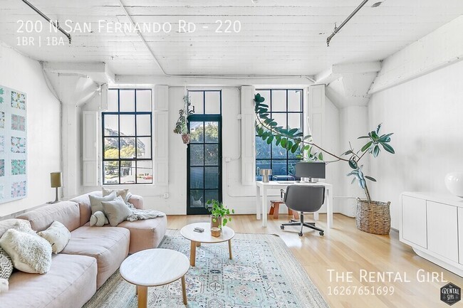 Building Photo - Stylish Lincoln Heights Loft | Private Bal...