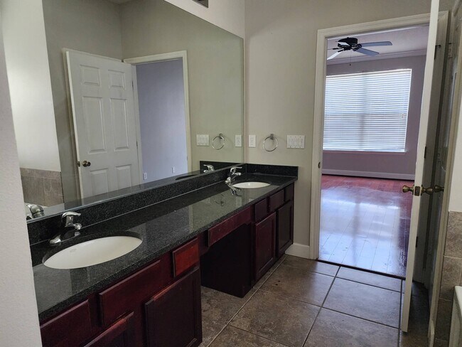 Building Photo - 2472 Lantana Ln