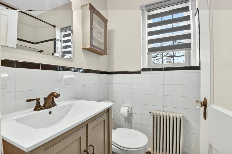 En-suite bathroom - 3925 Davis Pl NW