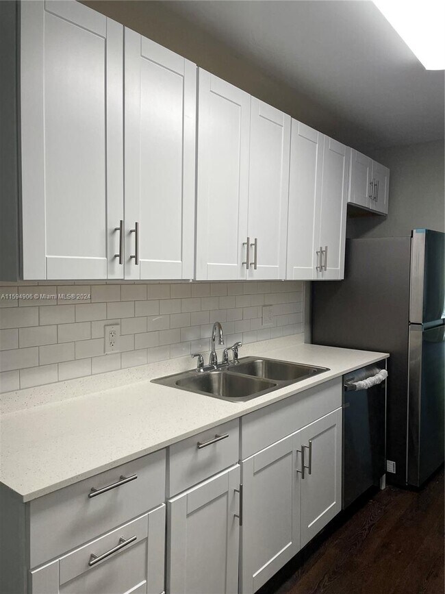 Building Photo - 250 Jacaranda Dr