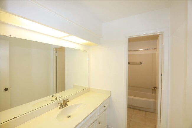 Building Photo - 2210 Shadowbriar Dr