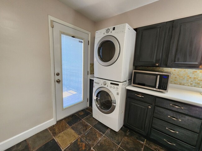 Building Photo - Amazing Avenues 2 bd house! Real Hardwood!