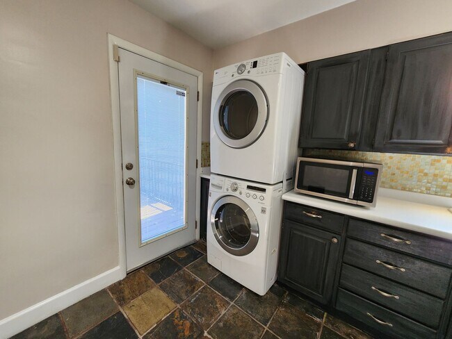 Building Photo - BEST DEAL! Amazing Aves house! Real Hardwood!