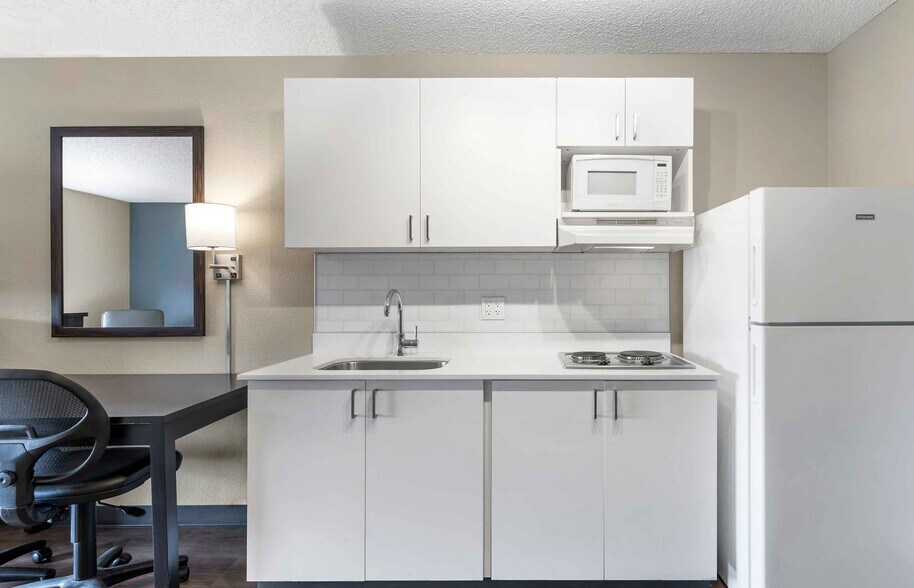 Building Photo - Furnished Studio-Union City - Dyer St.