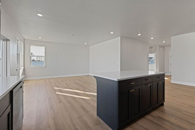 Building Photo - LEASE TAKE OVER PLEASE CALL TENANTS BRITTNEY 480-868-7733 OR Gunner Norton 480-450-0666 -FOR THIS...