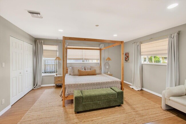 Building Photo - 301 SE 8th Ave