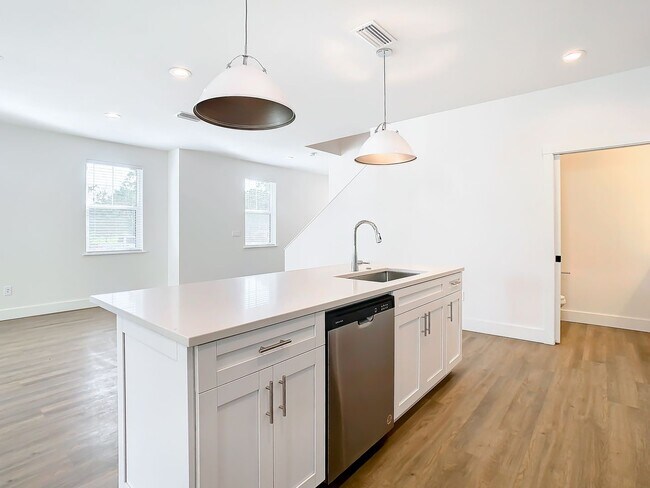 Building Photo - Brand New Constructed Townhouse in South Tampa - Available October 2024