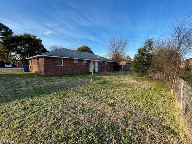 Building Photo - 2018 Pond Ln