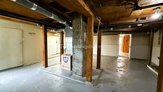 Building Photo - Lovely 3BD|1BA Home in Oregon City w/Basem...