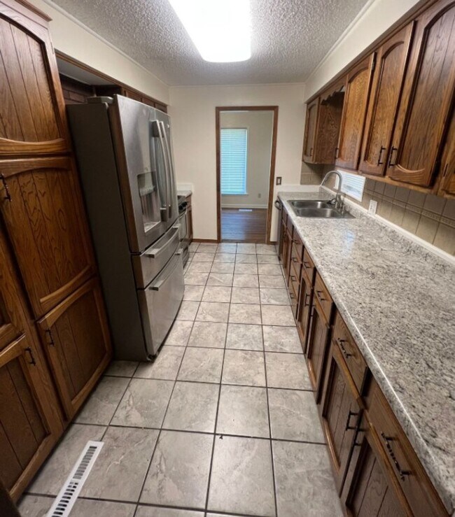 Building Photo - Coming Soon! Spacious 3-Bed, 2-Bath Home i...