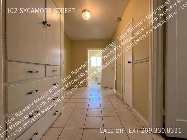 Building Photo - 102 Sycamore St