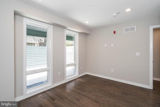 Building Photo - 1438 Clymer St