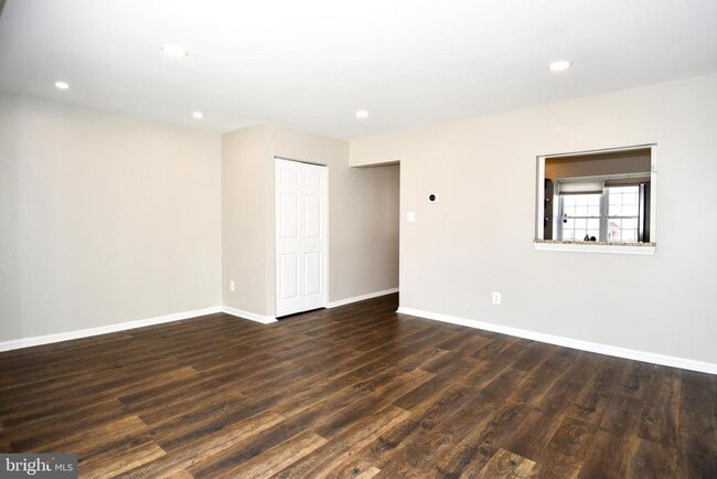 Building Photo - 53 Essex Square