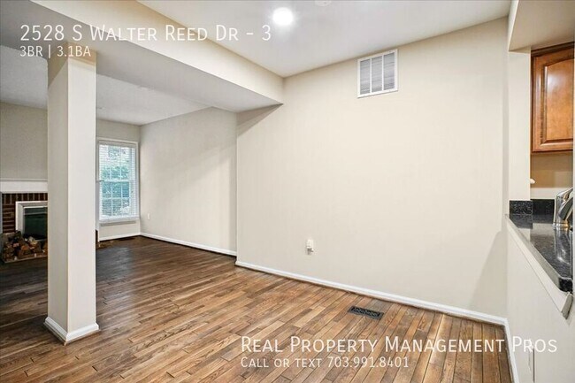Building Photo - 2528 S Walter Reed Dr