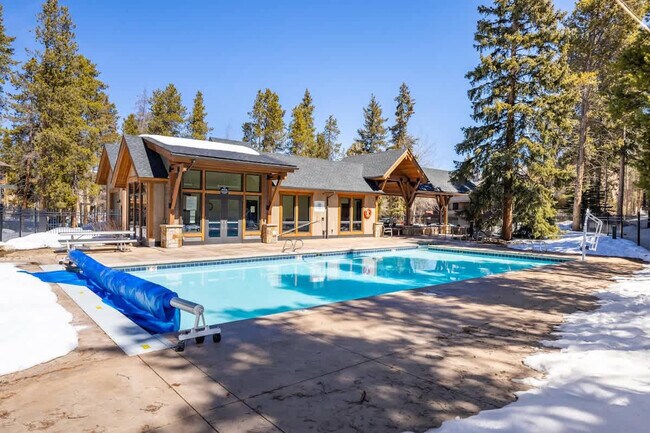 Building Photo - 815 Columbine Rd