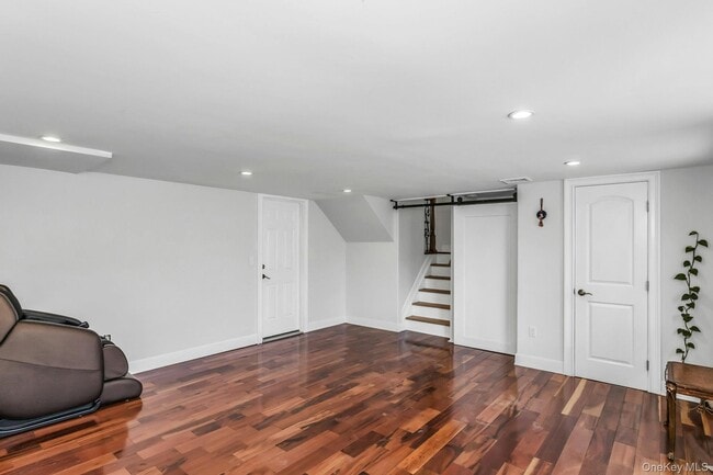 Building Photo - 956 Plum Tree Rd W