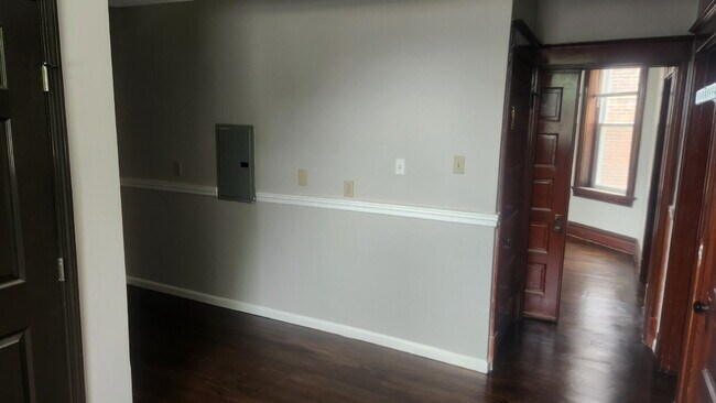 Building Photo - "Spacious 5-Bedroom Gem with 2 Full Baths in St. Louis – Your Ideal Family Home Awaits!"