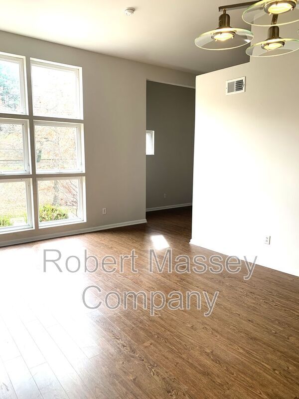 Building Photo - 2745 Grinstead Dr