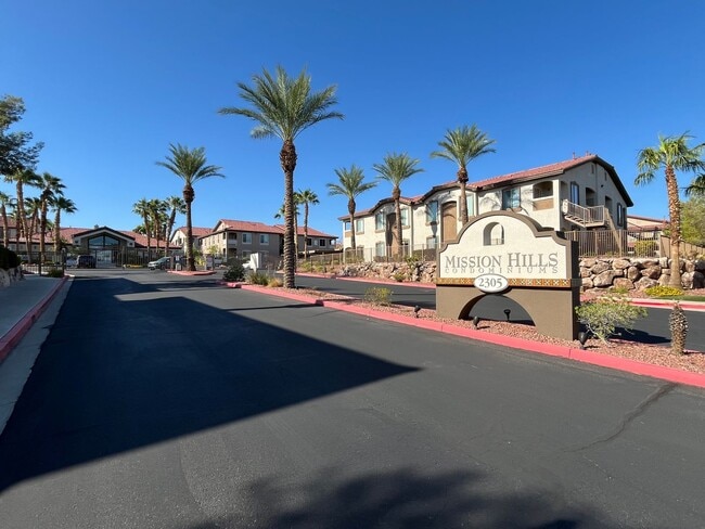 Building Photo - 2305 W Horizon Ridge Pkwy