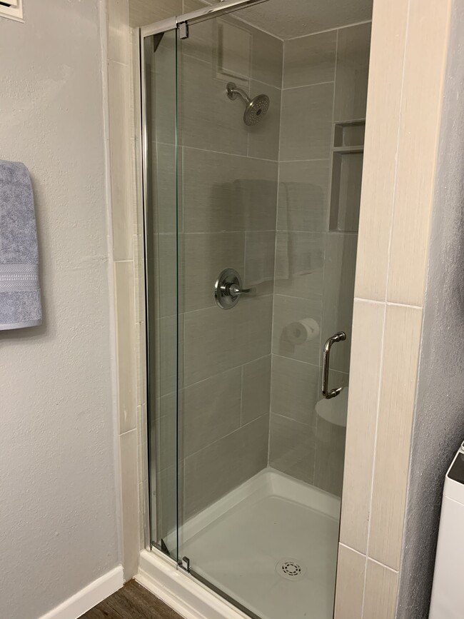 Nice shower - 3113 Sondra Dr