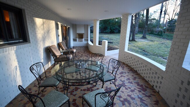 Building Photo - 5755 Doncaster Dr