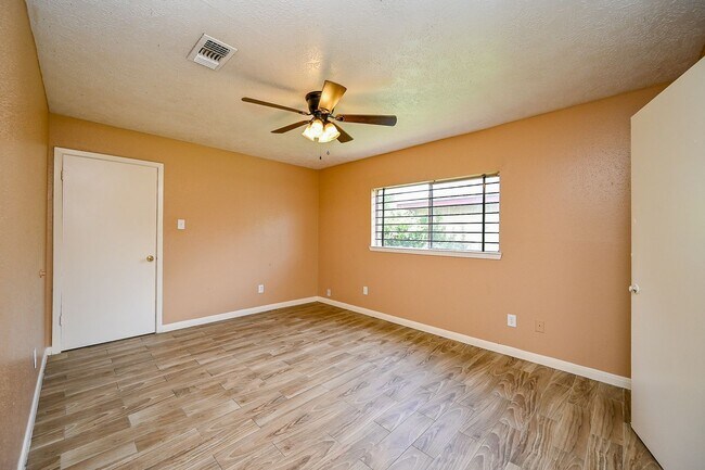Building Photo - Nice 4 bd Rm Single Family Home