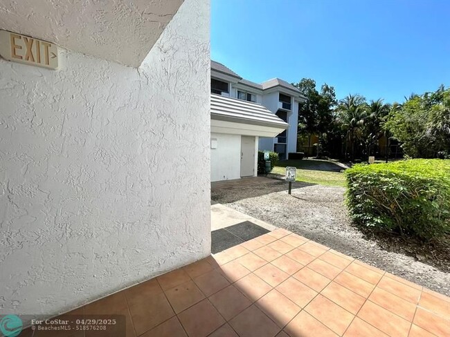 Building Photo - 711 N Pine Island Rd