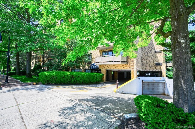 Building Photo - 141 Great Neck Rd