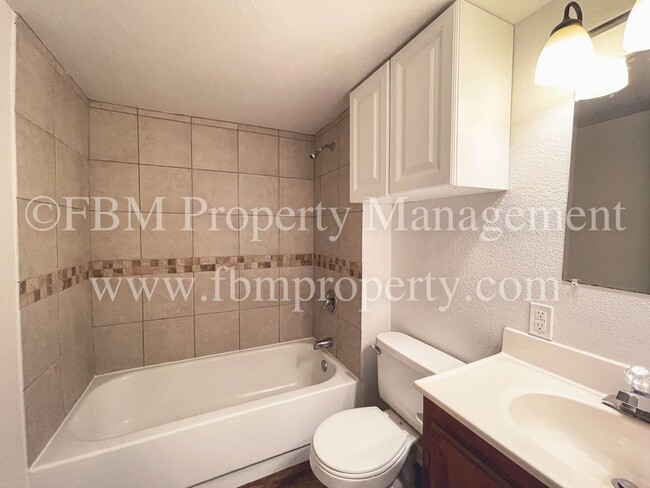 Building Photo - Beautiful 3 Bedroom, 2 Bathroom Home in En...
