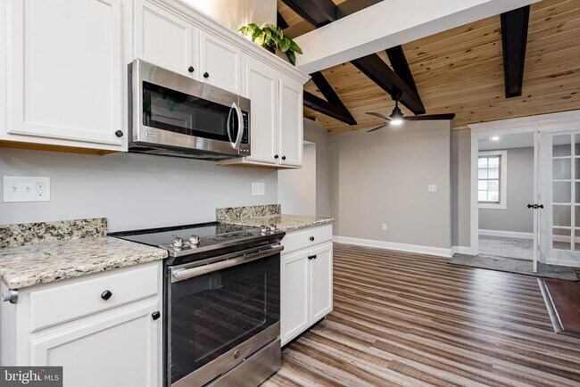 Building Photo - 21 Elm Rd