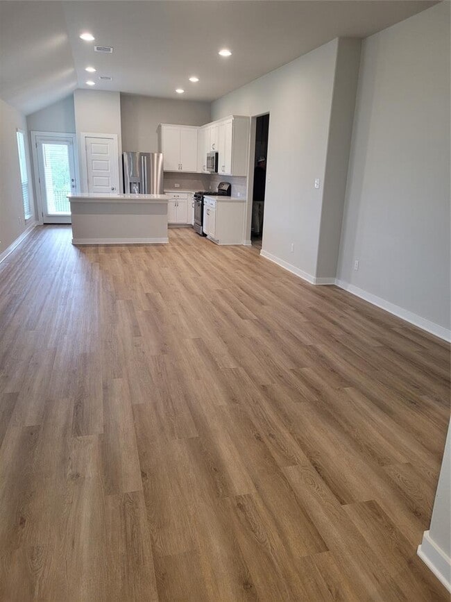 Building Photo - 121 Tall Grass Dr