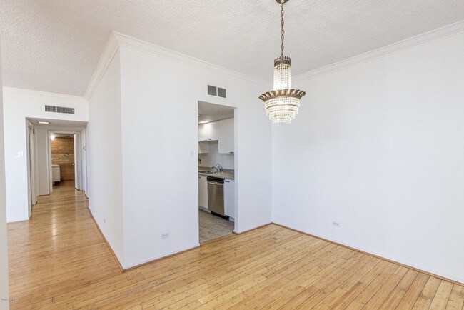 Building Photo - 207 W Clarendon Ave