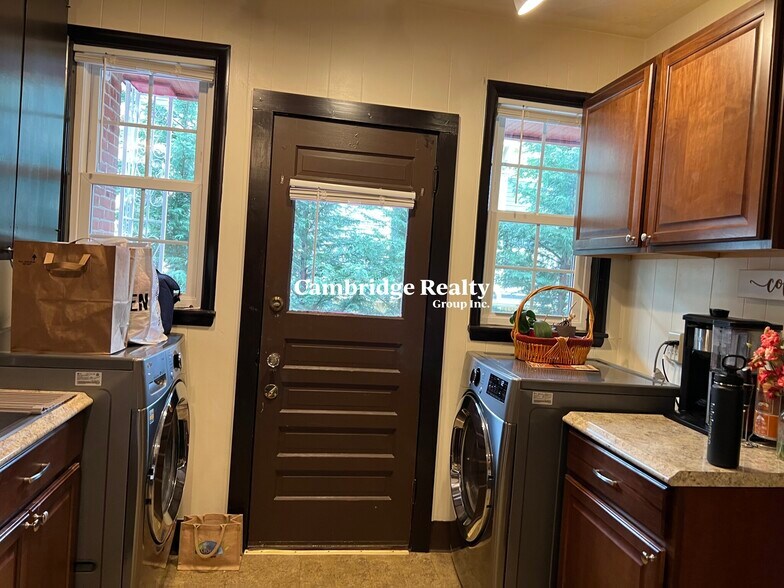 Building Photo - 66 Craigie St