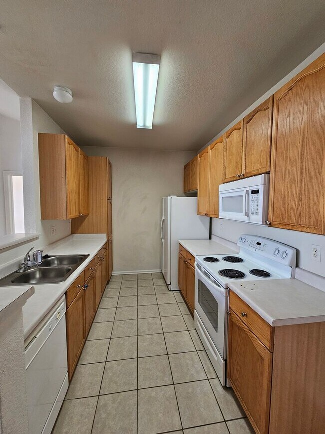 Building Photo - Awesome Aurora Top Floor 2 Bed 2 Bath Cond...