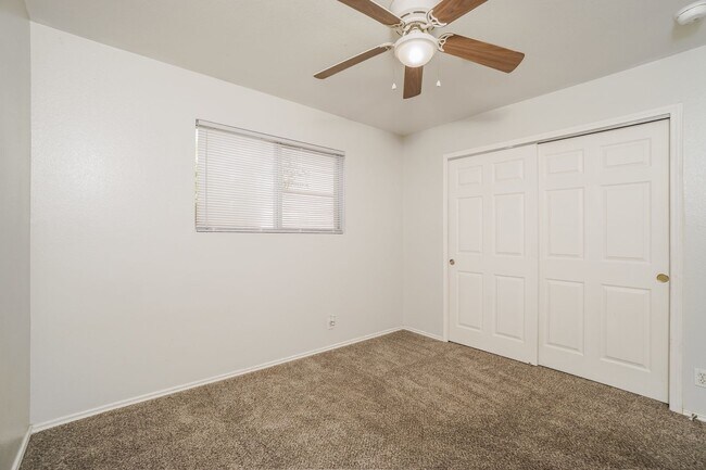 Building Photo - Large 5 Bedroom! Move in Ready!