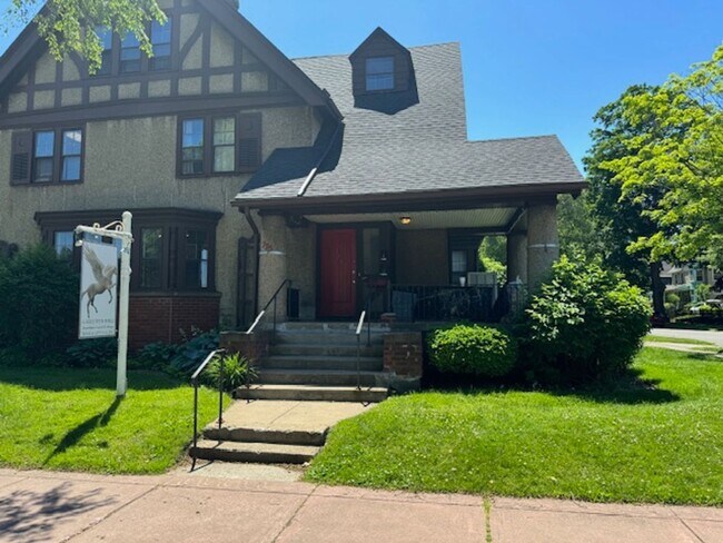 Building Photo - 775 University Ave