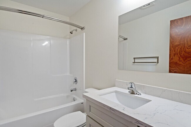 Building Photo - 535-537 NE Vena St