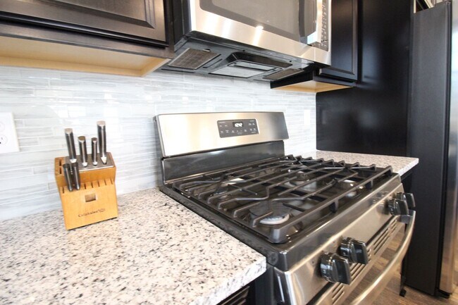 Building Photo - Beautiful Newer Ranch Style Home