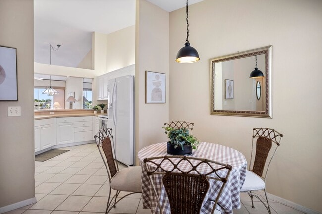 Building Photo - ** CROWN POINTE SHORES ** 2 BED + DEN / 2 BATH - GARAGE - TURNKEY FURNISHED - ANNUAL RENTAL