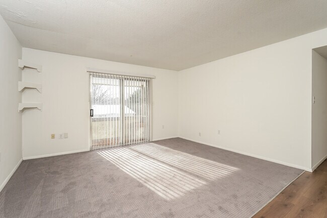 Building Photo - 2205 Sunderland Rd