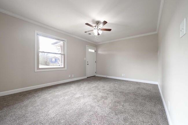 Building Photo - Look and Lease Special! $200 off rent!!!