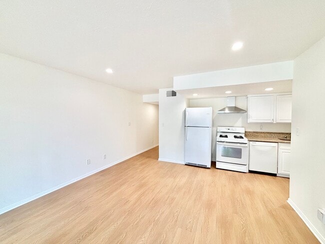 Building Photo - Bright 2 Bed 2 Bath | Surfside Community |...