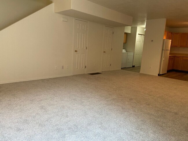 Building Photo - 2 bedroom, 2-1/2 bath condo - close to Mal...