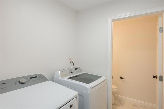 Building Photo - 2027 Lois Pl NW