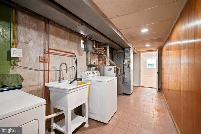Building Photo - 668 Renz St