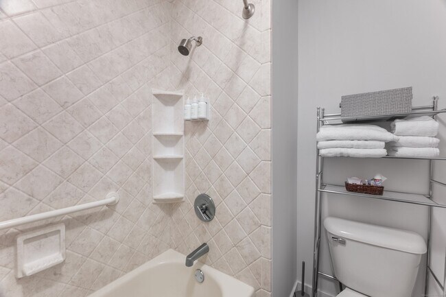 Building Photo - 2124 Old Pond Ln