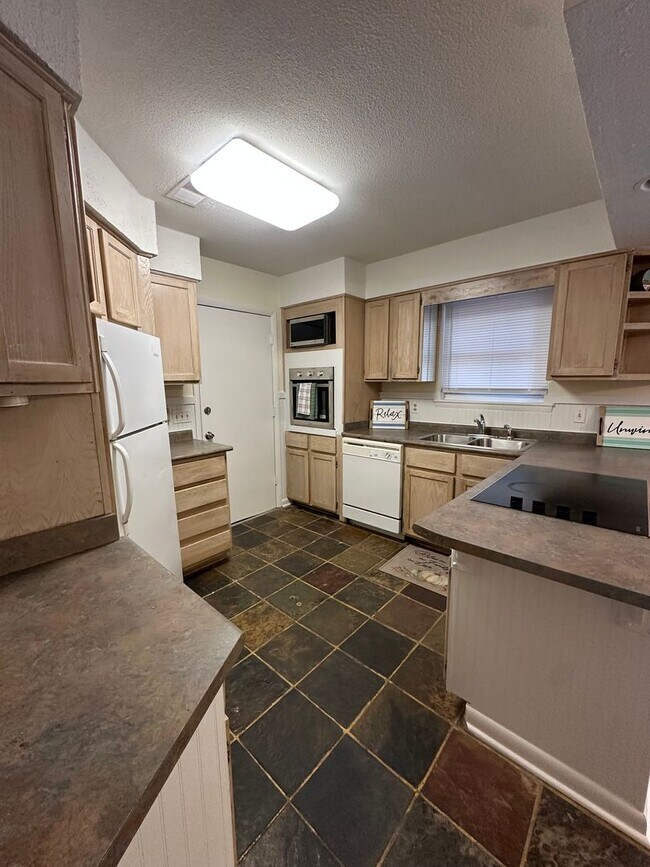 Building Photo - 5854 Michelle Dr