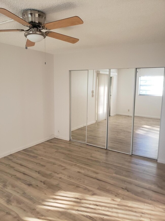 Building Photo - 688 Burgundy L